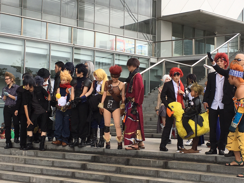 Illustration for article titled The Littlest Cloud Strife Cosplayer Needs A Small Chocobo